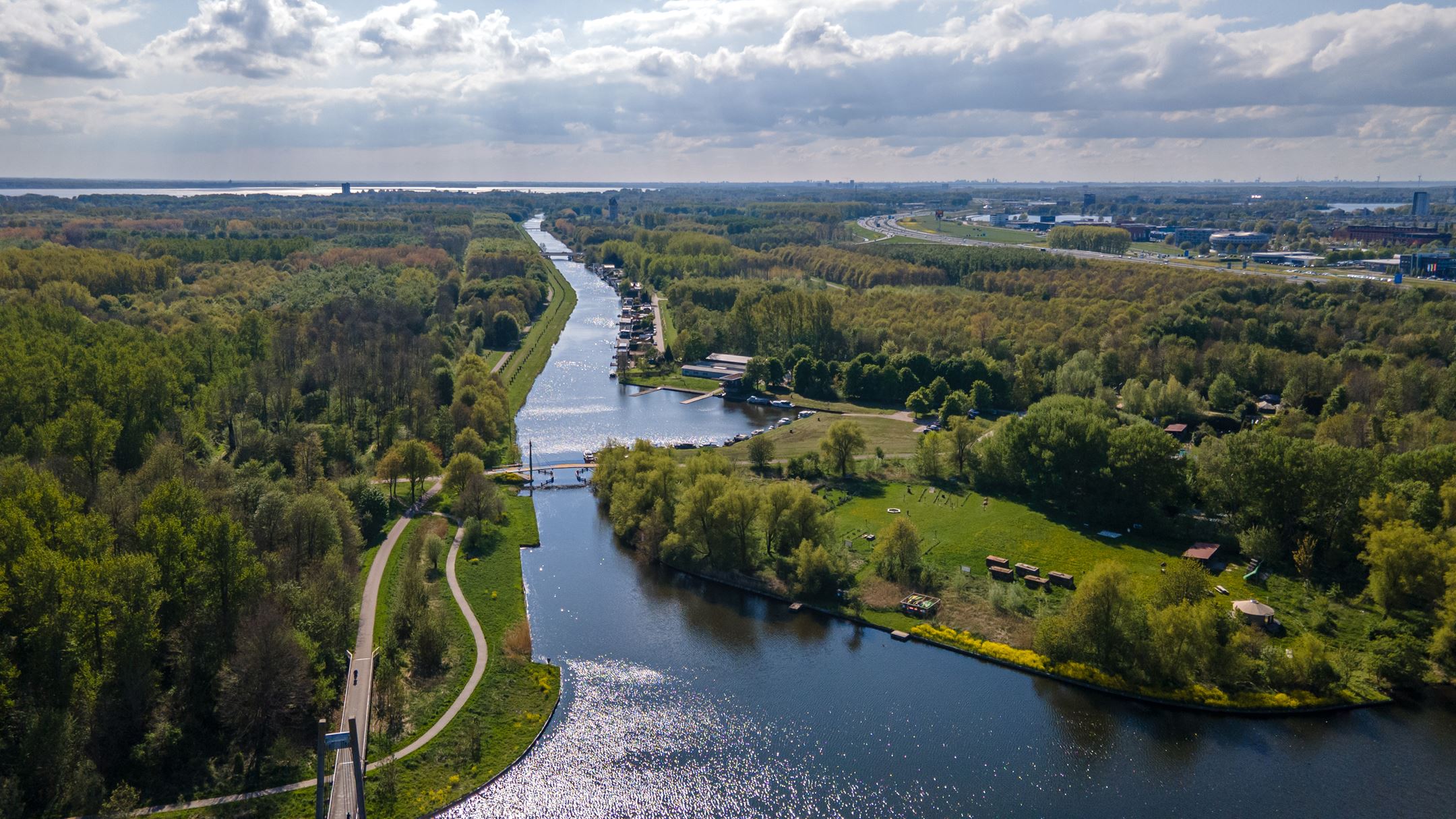 Luchtfoto van de Weteringkade langs de Lange Wetering